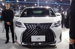 Lexus LM 300h front 
