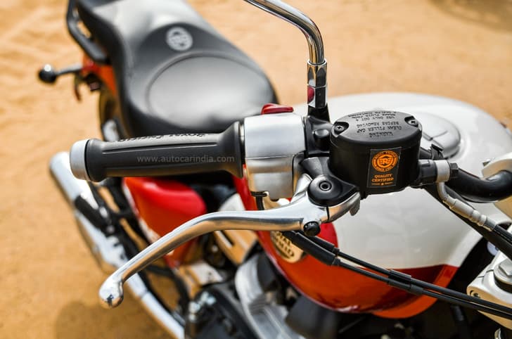 Aluminium switch cubes and adjustable levers on the Super Meteor 650.