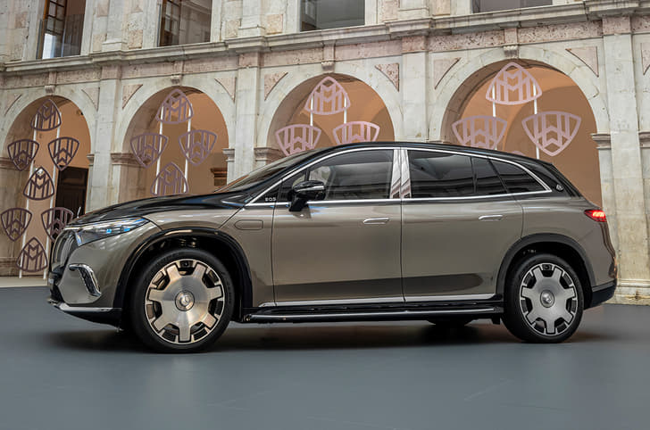 Mercedes Benz Eqs Suv Front Right Three Quarter