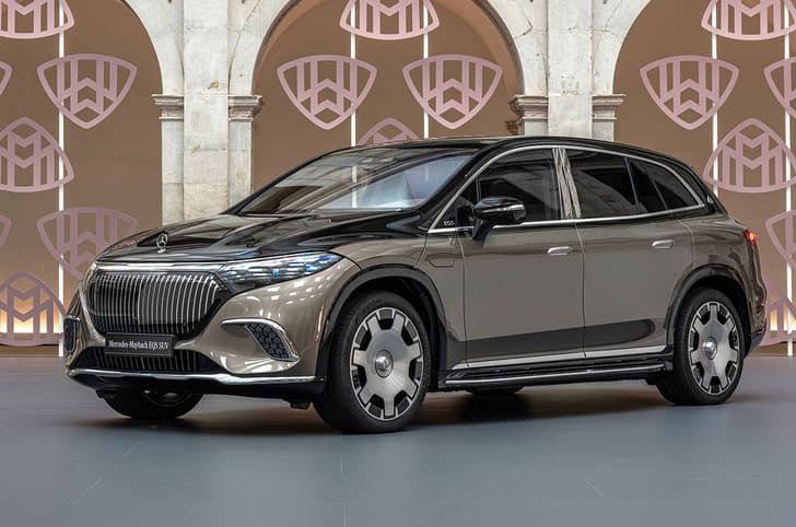 Mercedes Benz Eqs Suv Front Right Three Quarter