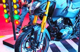 The USD fork is provided by Kayaba and has a diameter of 37mm.