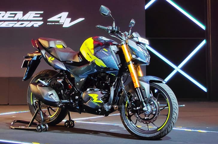 The Xtreme 160R 4V's engine gets an oil-cooler and a modern 4-valve head.