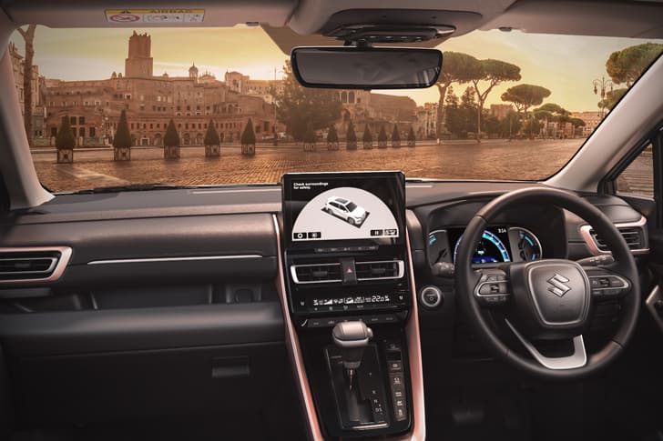 Maruti Suzuki Invicto Dashboard