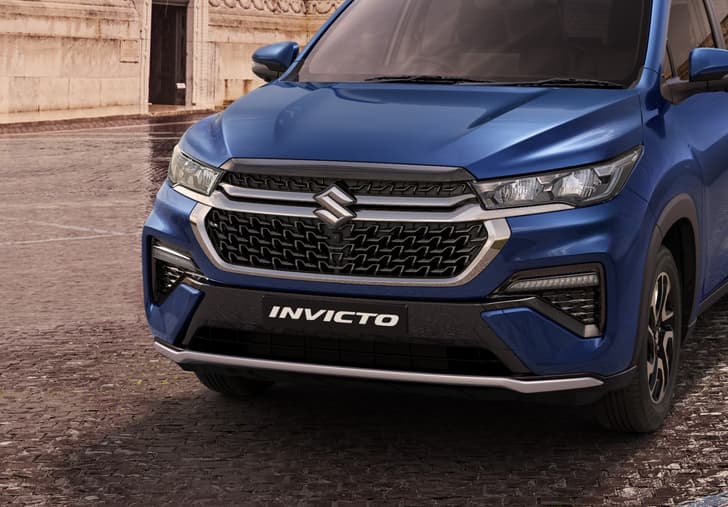 Maruti Suzuki Invicto Front View