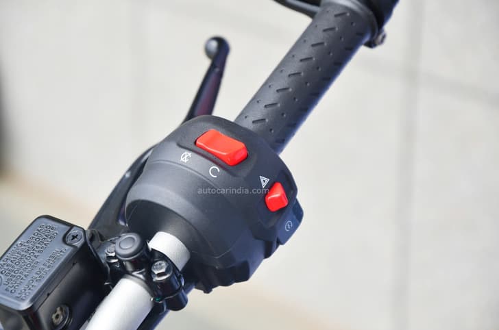 The Speed 400 gets a hazard light function. 