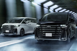 Toyota Vellfire Front Right Three Quarter