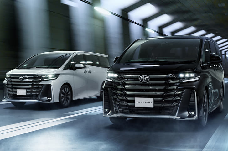 Toyota Vellfire Front Right Three Quarter