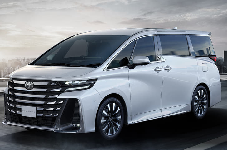 Toyota Vellfire Front Right Three Quarter