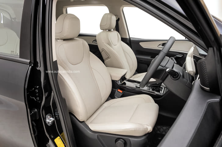 2024 Mahindra XUV700 image gallery