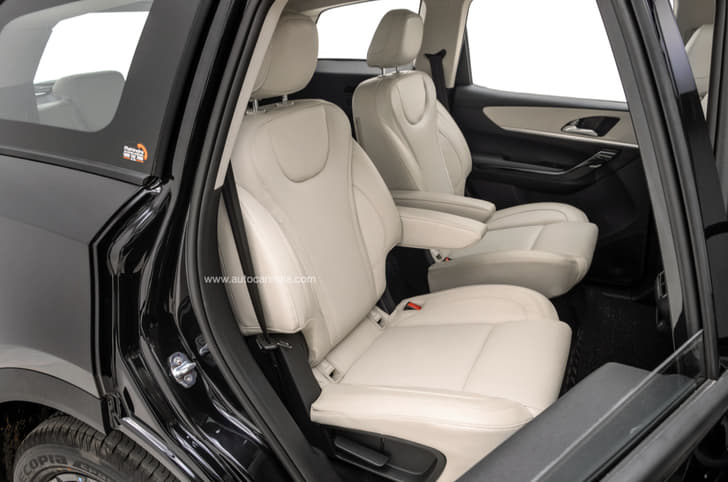 2024 Mahindra XUV700 image gallery