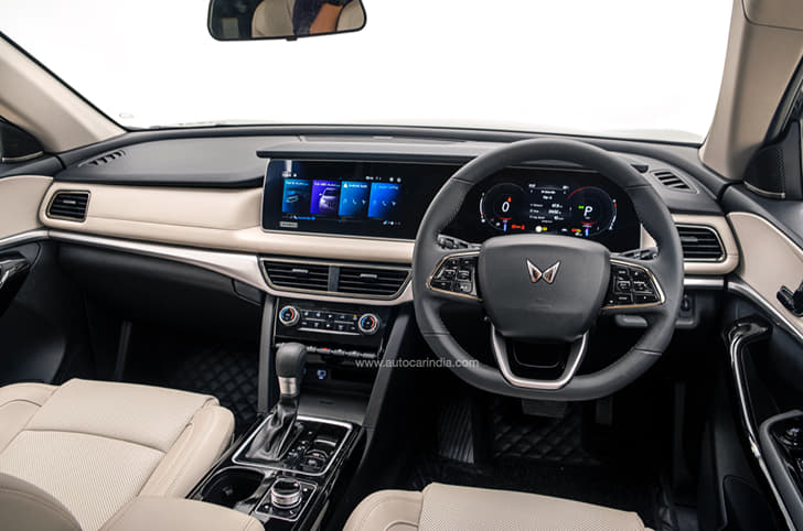 2024 Mahindra XUV700 image gallery