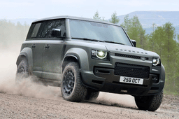 Land Rover Defender Octa front tracking 