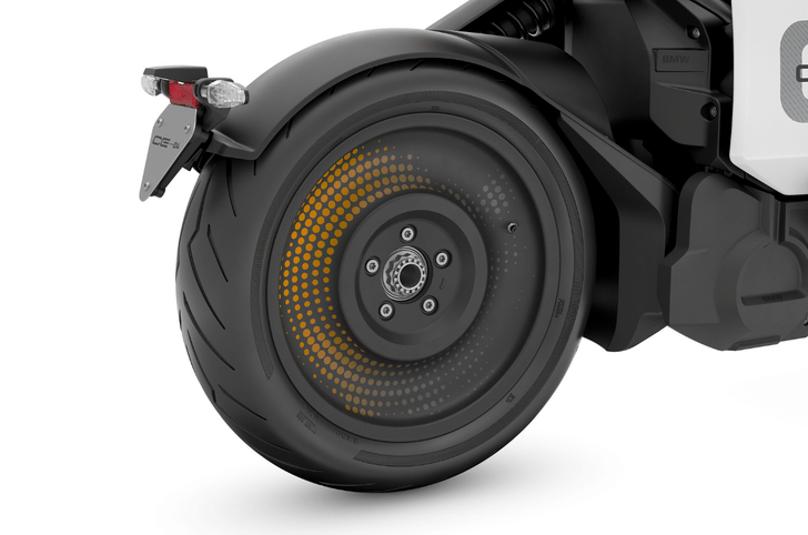 Runs on 15-inch wheels at both ends, with 120/70 section tyre up front and a 160/60 section rear hoop.