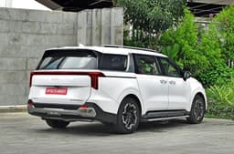 Kia Carnival Front Right Three Quarter