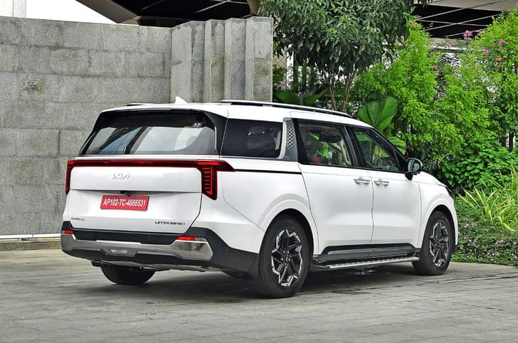 Kia Carnival Front Right Three Quarter