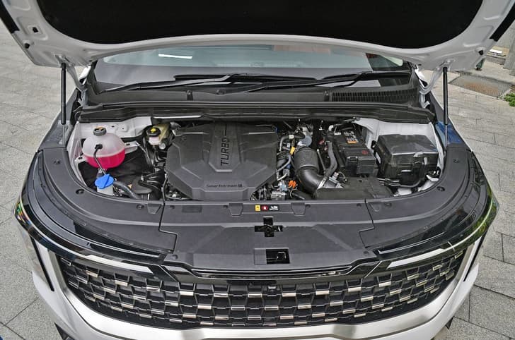 Kia Carnival Open Bonnet Engine Shot