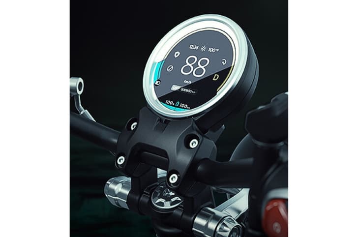 A new touchscreen TFT dash and switchgear are on the C6.