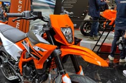 The design of the 390 Enduro R is the same as the big KTM Enduro models. 