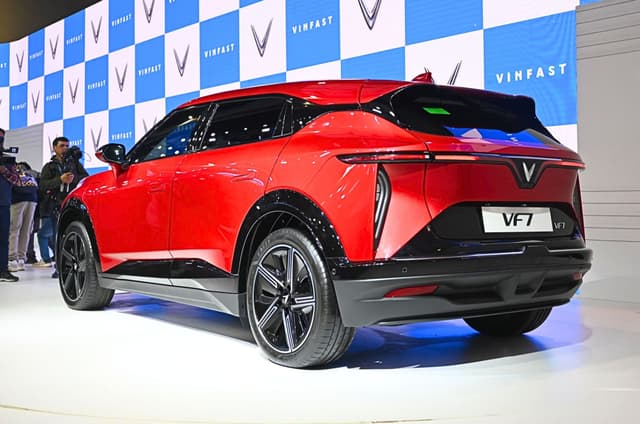 The side cladding is finished in gloss black and blends with the rear bumper. The diffuser below adds to the sporty look. Image - 20568