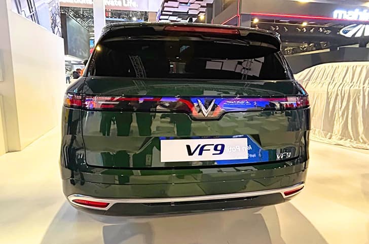 Like its stablemates, the signature 'V' motif is present here as well.