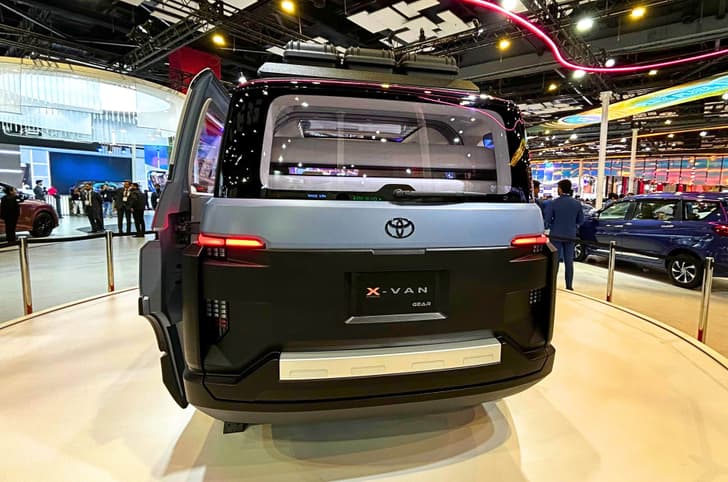 The concept features rugged SUV-like cladding all around. 