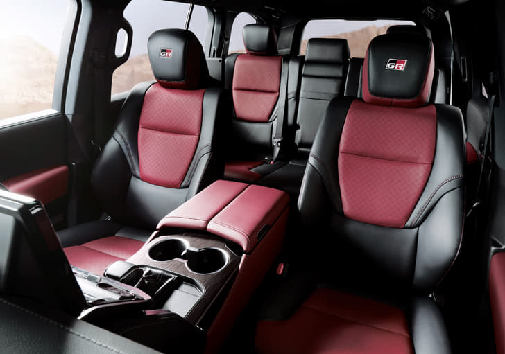 Toyota Land Cruiser LC300 image gallery
