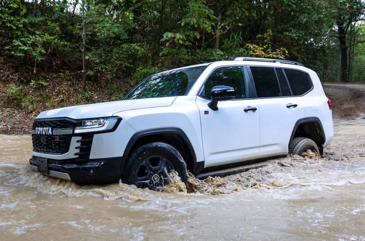 Toyota Land Cruiser LC300 image gallery