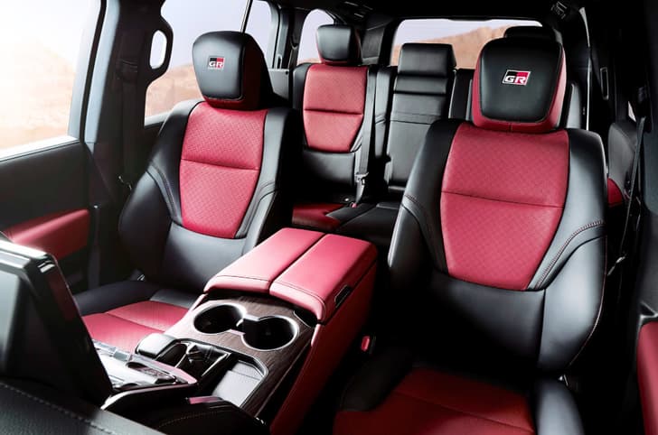 Toyota Land Cruiser LC300 image gallery