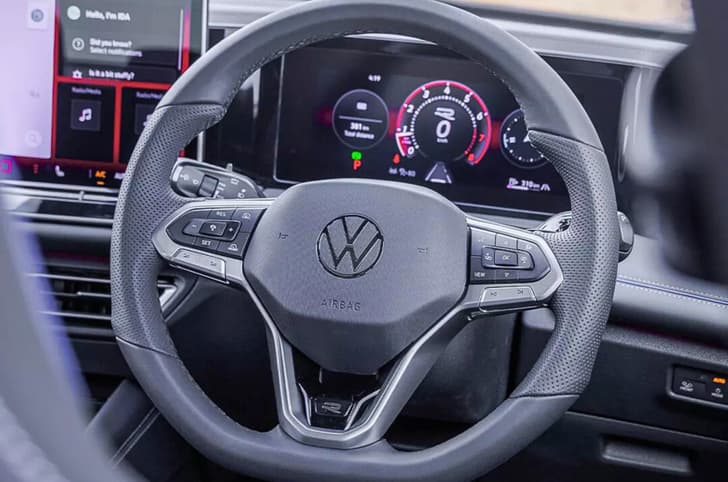 2025 Volkswagen Tiguan image gallery