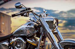 Gets an ultra-polished surface achieved through a physical vapour deposition (PVD) process