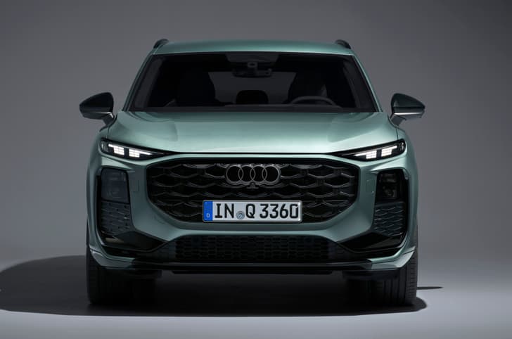 New split headlamp setup, which includes pixel-shaped DRLs and Matrix LED headlights.