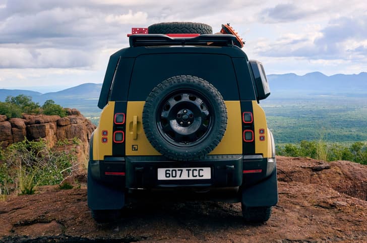 Defender 110 Tropy Edition rear 