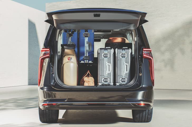 MG M9 boot space