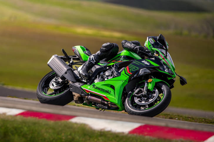 Kawasaki ZX-6R cornering shot