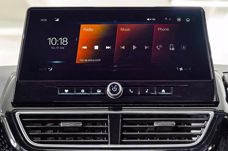 Mahindra XUV 3XO REVX infotainment touchscreen