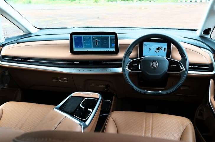 MG M9 interior dashboard