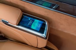 MG M9 Armrest-mounted screen controls seat, cooling and lighting functions. MG M9 Armrest-mounted screen controls seat, cooling and lighting functions.