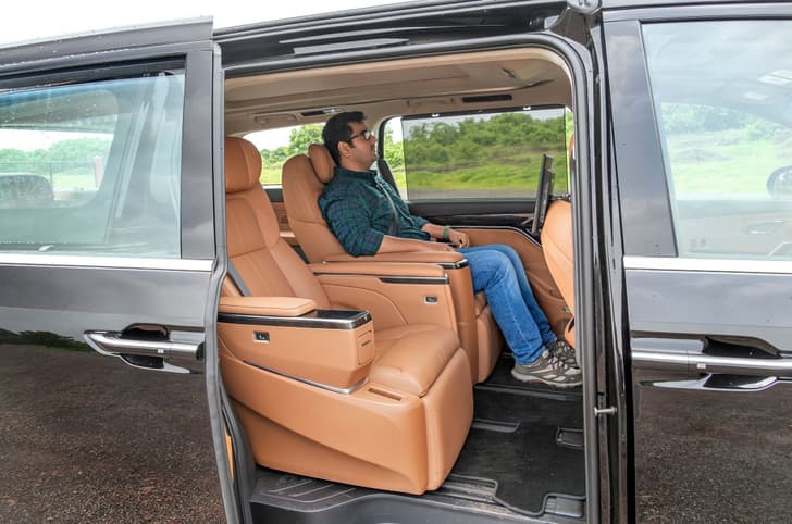 In standard position, the middle-row seats are already very comfortable.