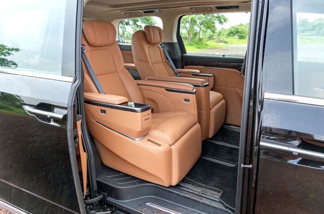 M9's middle-row captain seats are more like armchairs. Image - 19165