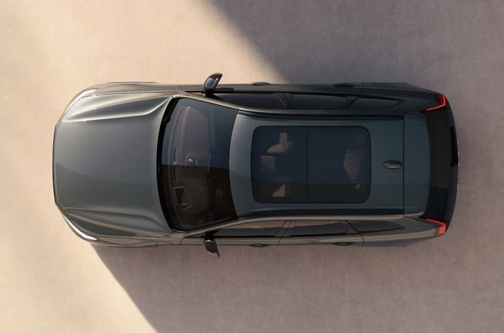 2025 Volvo XC60 facelift top with panoramic sunroof