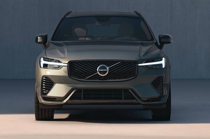 2025 Volvo XC60 facelift front head on
