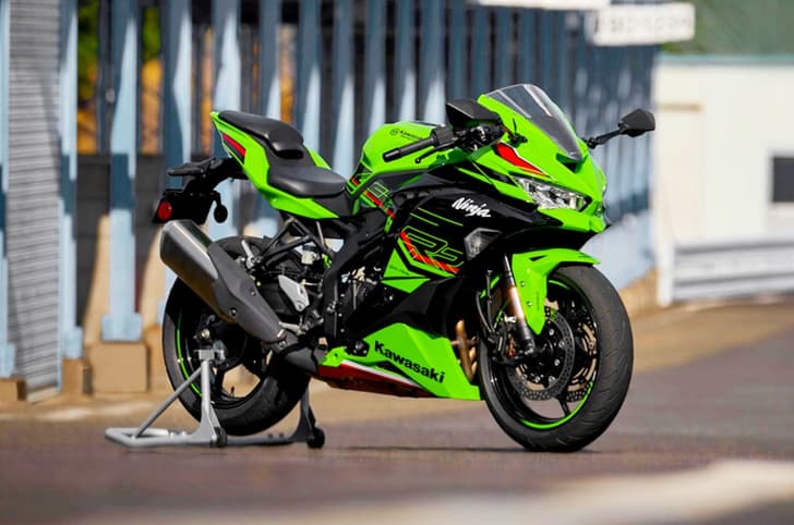 Kawasaki Ninja ZX4RR front right static image on track