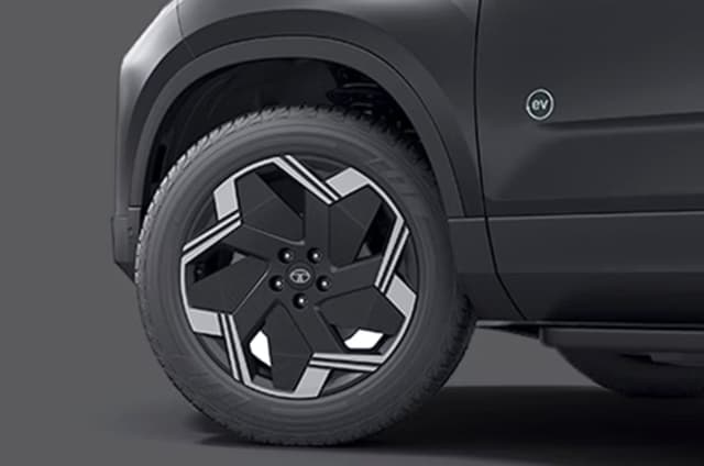 19-inch wheels get a piano black finish with aero inserts.