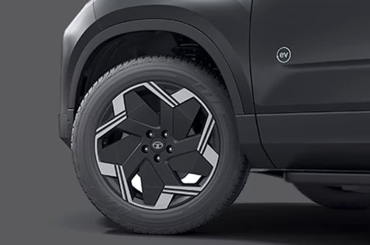 19-inch wheels get a piano black finish with aero inserts.