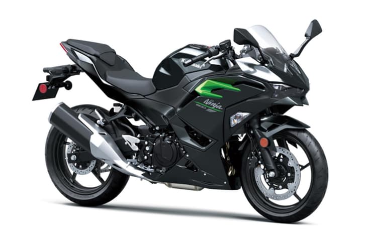 Kawasaki Ninja 500 black front right static in studio