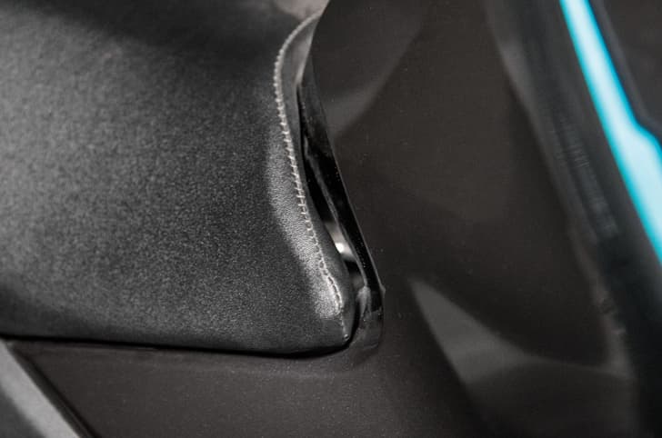 Yamaha FZ-S Fi Hybrid seat gap