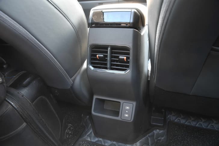 kia syros rear ac vents