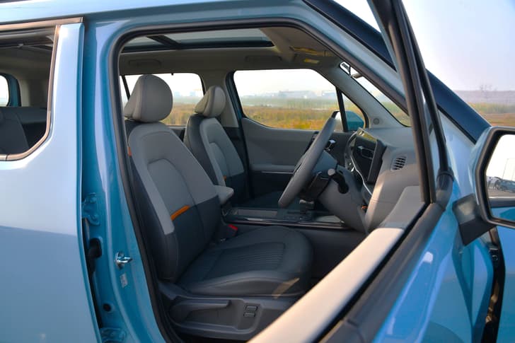 kia syros front seats