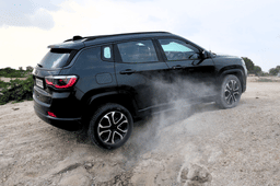 Jeep Compass dust