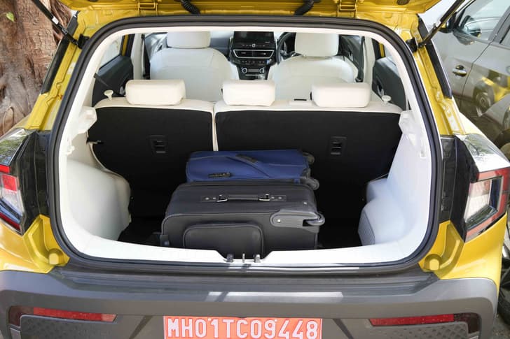 mahindra xuv 3xo boot space